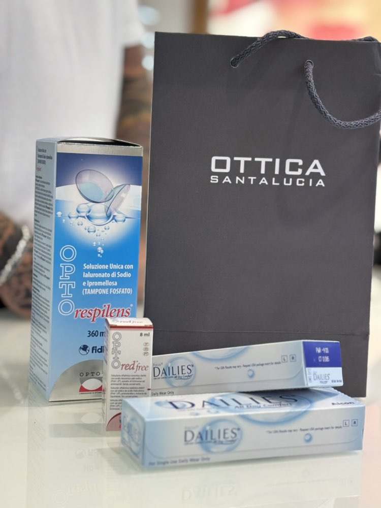Liquidi per lenti a contatto e la borsa di Ottica Santalucia sul bancone
